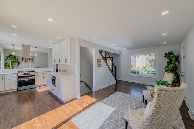 380 Ventura Club Drive, Roselle, IL 60172