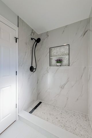 380 Ventura Club Drive, Roselle, IL 60172