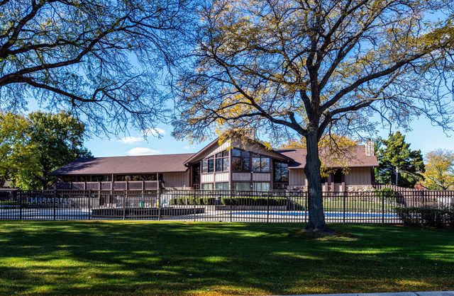 380 Ventura Club Drive, Roselle, IL 60172