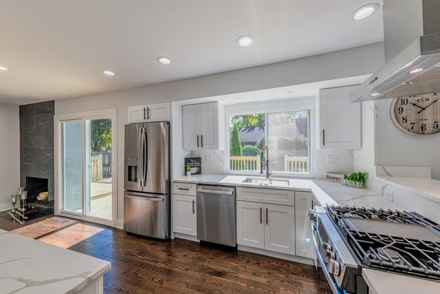 380 Ventura Club Drive, Roselle, IL 60172