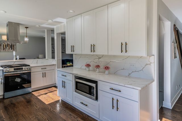 380 Ventura Club Drive, Roselle, IL 60172