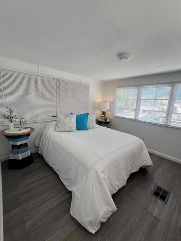 8 Grassy Rd, Key Largo, FL 33037