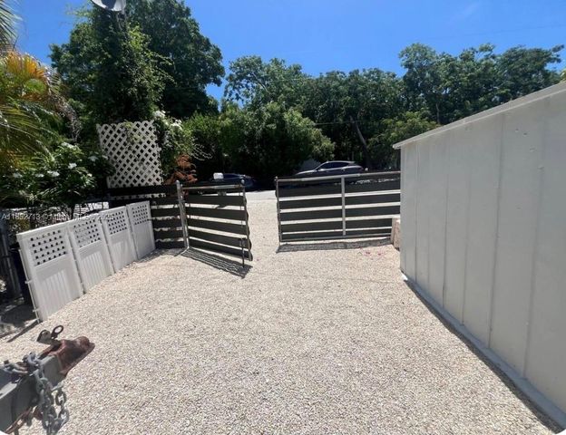 8 Grassy Rd, Key Largo, FL 33037