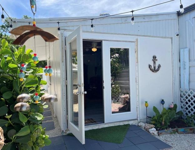 8 Grassy Rd, Key Largo, FL 33037