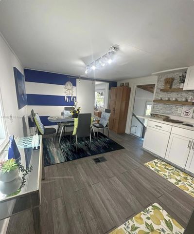 8 Grassy Rd, Key Largo, FL 33037