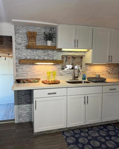 8 Grassy Rd, Key Largo, FL 33037