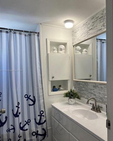 8 Grassy Rd, Key Largo, FL 33037