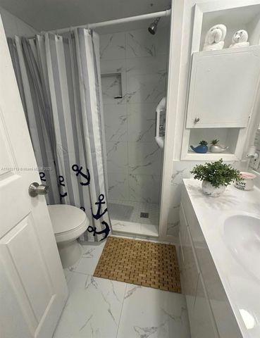 8 Grassy Rd, Key Largo, FL 33037