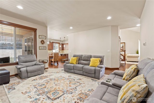 23890 SE 286th Place, Maple Valley, WA 98038