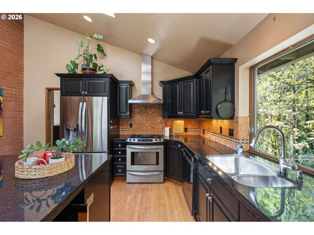 2637 Sw PATTON Ct, Portland, OR 97201