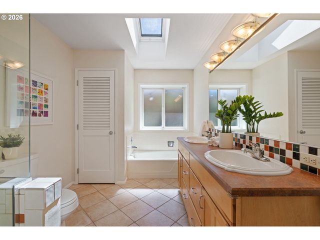 2637 Sw PATTON Ct, Portland, OR 97201