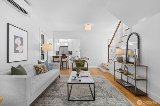 318 N 71st Street, Seattle, WA 98103