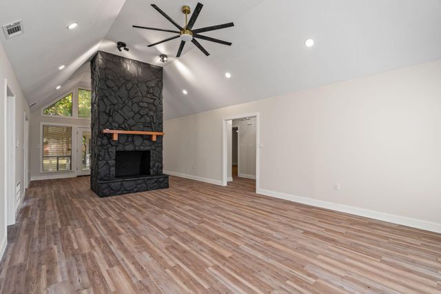 113 Continental Dr., Hattiesburg, MS 39402