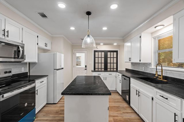 113 Continental Dr., Hattiesburg, MS 39402