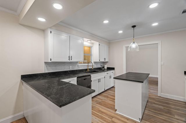 113 Continental Dr., Hattiesburg, MS 39402