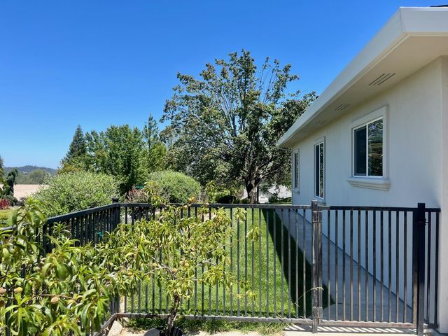 12400 Morning Mist Ln, Auburn, CA 95602