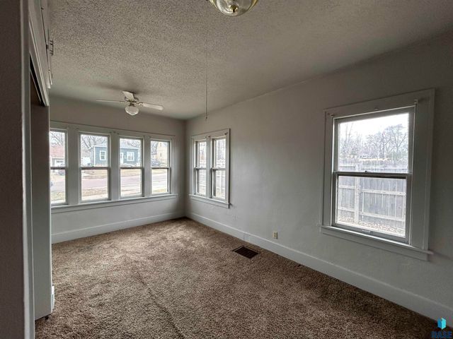 1421 N Dakota Ave Avenue, Sioux Falls, SD 57104