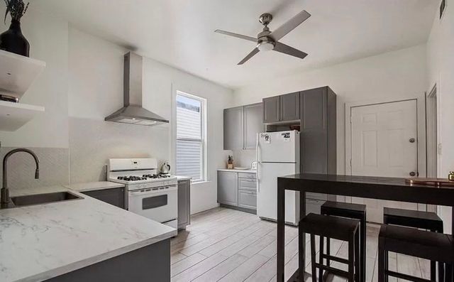 3229 W Dickens Avenue, Chicago, IL 60647