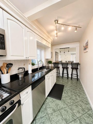 110 Roosevelt Avenue, Inwood, NY 11096