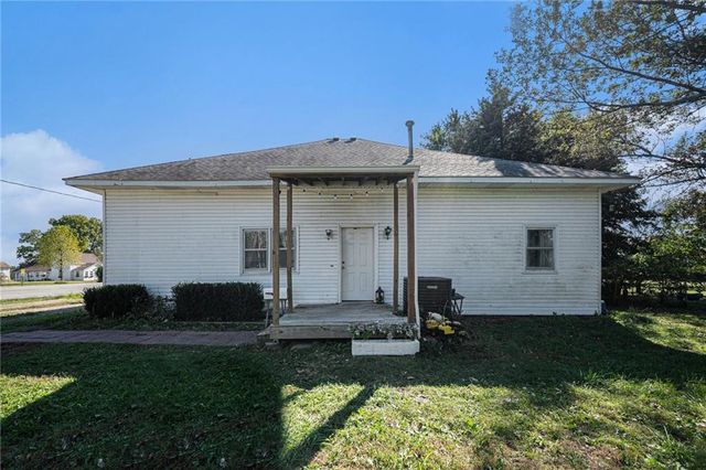 34656 Cedar Niles Road, Paola, KS 66071