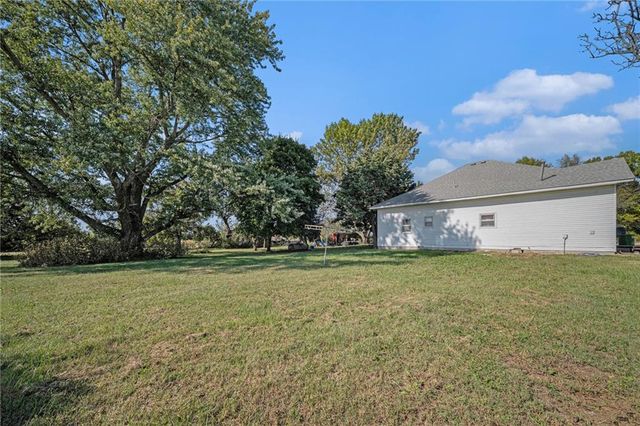 34656 Cedar Niles Road, Paola, KS 66071