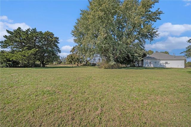 34656 Cedar Niles Road, Paola, KS 66071