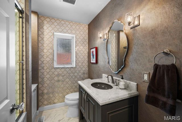 38 Whitehall Court, Brentwood, MO 63144