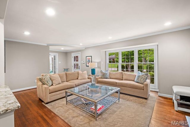 38 Whitehall Court, Brentwood, MO 63144