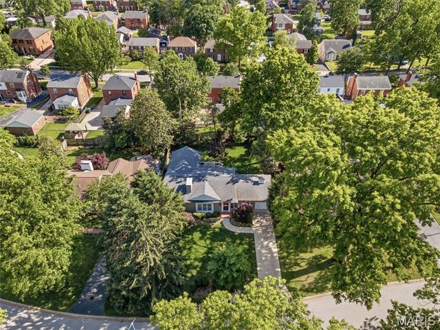 38 Whitehall Court, Brentwood, MO 63144