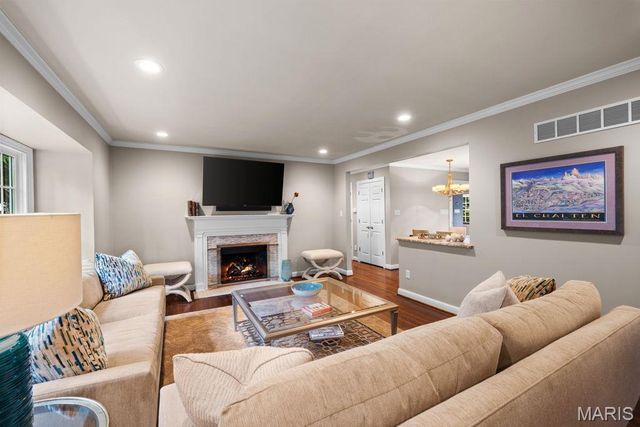 38 Whitehall Court, Brentwood, MO 63144