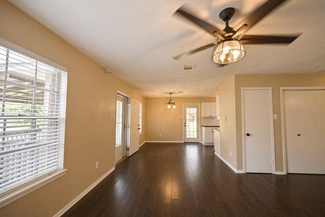 220 N William Barnett Avenue, Cleveland, TX 77327