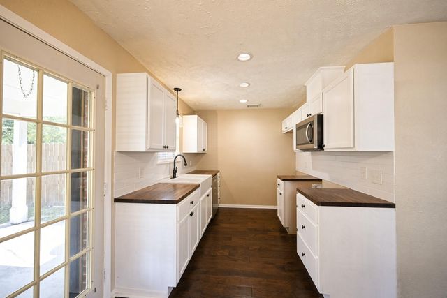 220 N William Barnett Avenue, Cleveland, TX 77327