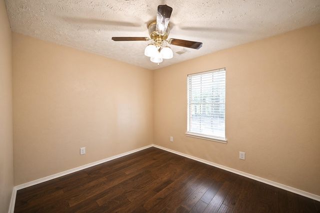 220 N William Barnett Avenue, Cleveland, TX 77327