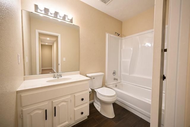220 N William Barnett Avenue, Cleveland, TX 77327