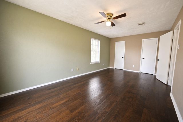 220 N William Barnett Avenue, Cleveland, TX 77327