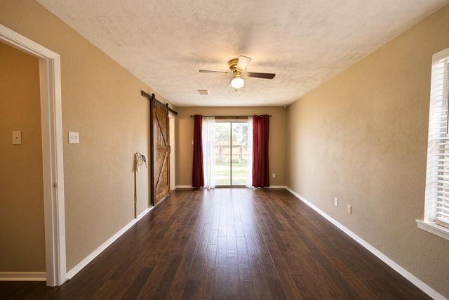 220 N William Barnett Avenue, Cleveland, TX 77327