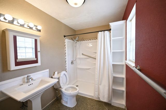 220 N William Barnett Avenue, Cleveland, TX 77327