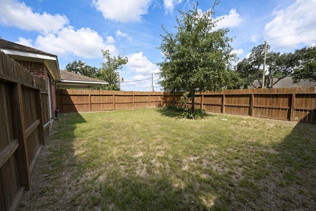 220 N William Barnett Avenue, Cleveland, TX 77327