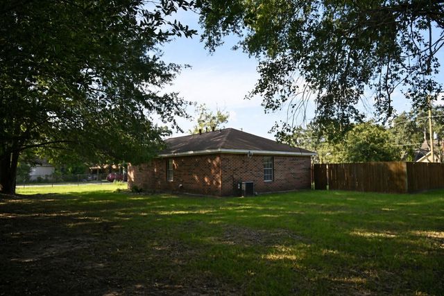 220 N William Barnett Avenue, Cleveland, TX 77327