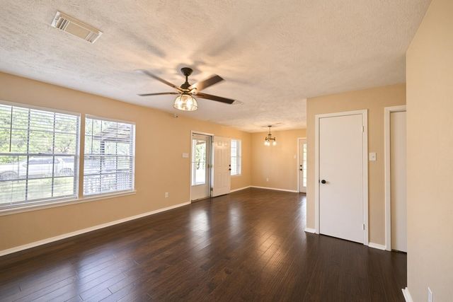 220 N William Barnett Avenue, Cleveland, TX 77327