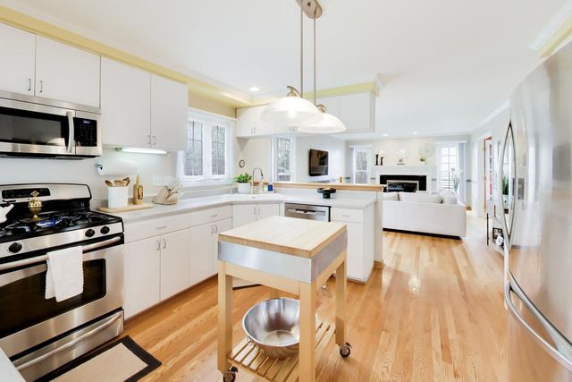 135 Corsaire Lane, Schaumburg, IL 60173