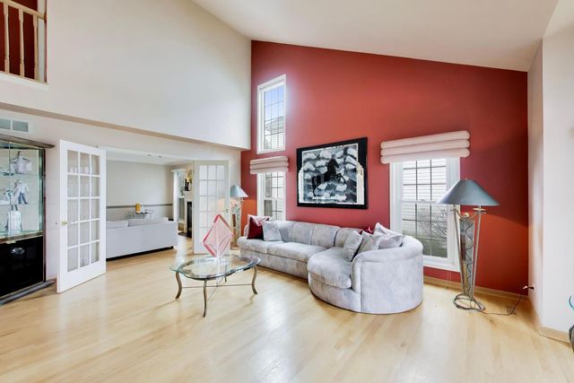 135 Corsaire Lane, Schaumburg, IL 60173