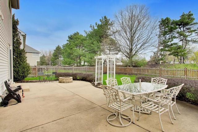 135 Corsaire Lane, Schaumburg, IL 60173