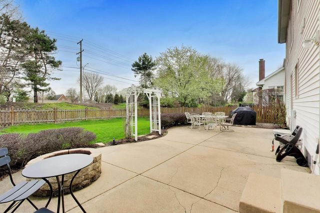 135 Corsaire Lane, Schaumburg, IL 60173