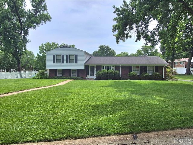952 Bridgeport Drive, Ballwin, MO 63011