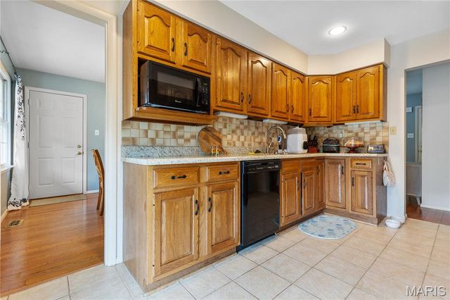 952 Bridgeport Drive, Ballwin, MO 63011