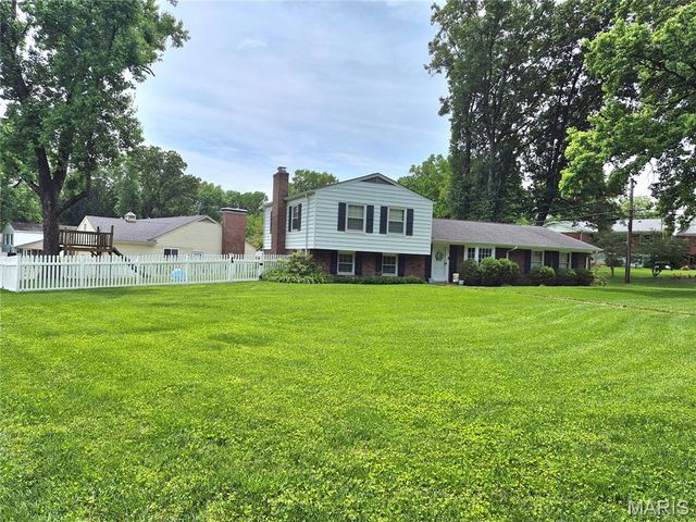 952 Bridgeport Drive, Ballwin, MO 63011