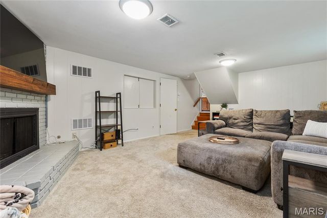 952 Bridgeport Drive, Ballwin, MO 63011