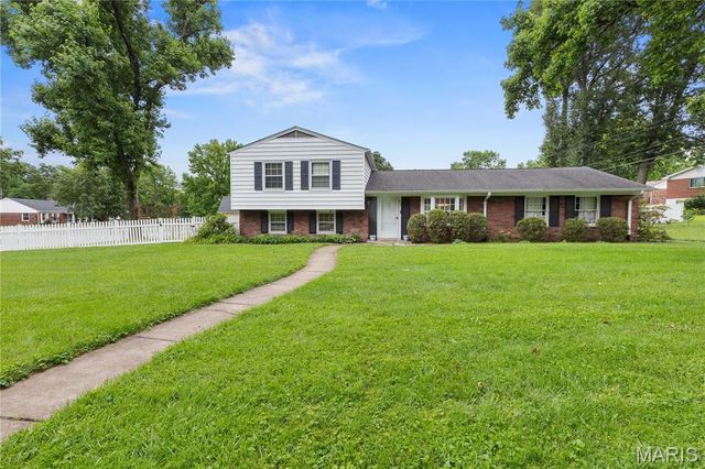 952 Bridgeport Drive, Ballwin, MO 63011