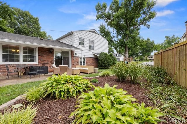 952 Bridgeport Drive, Ballwin, MO 63011